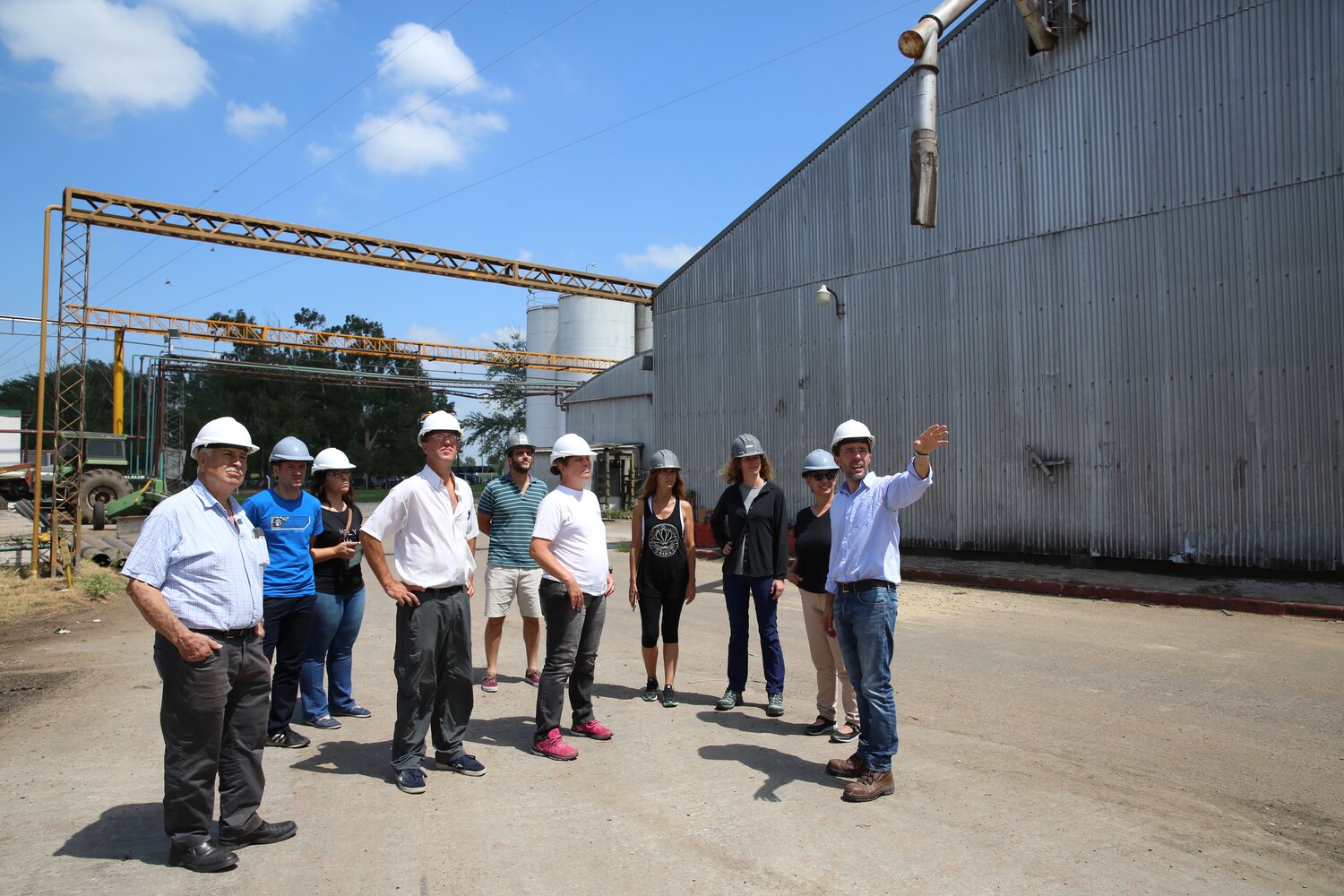 Day 4: Early in the morning, we visited Gente de la Pampa, a mid-sized agribusiness that produces sunflower-based products such as oil, mayonnaise, biofuels, and animal feed. Created in 1976, it continues to add value to La Pampa’s agriculture. We thank Federico Manasero, Industrial Plant Manager, Pablo Baliño, Animal Nutrition Manager, and Carlos Souto, Director of Gente de La Pampa, who gave us an all-access tour of the plant.