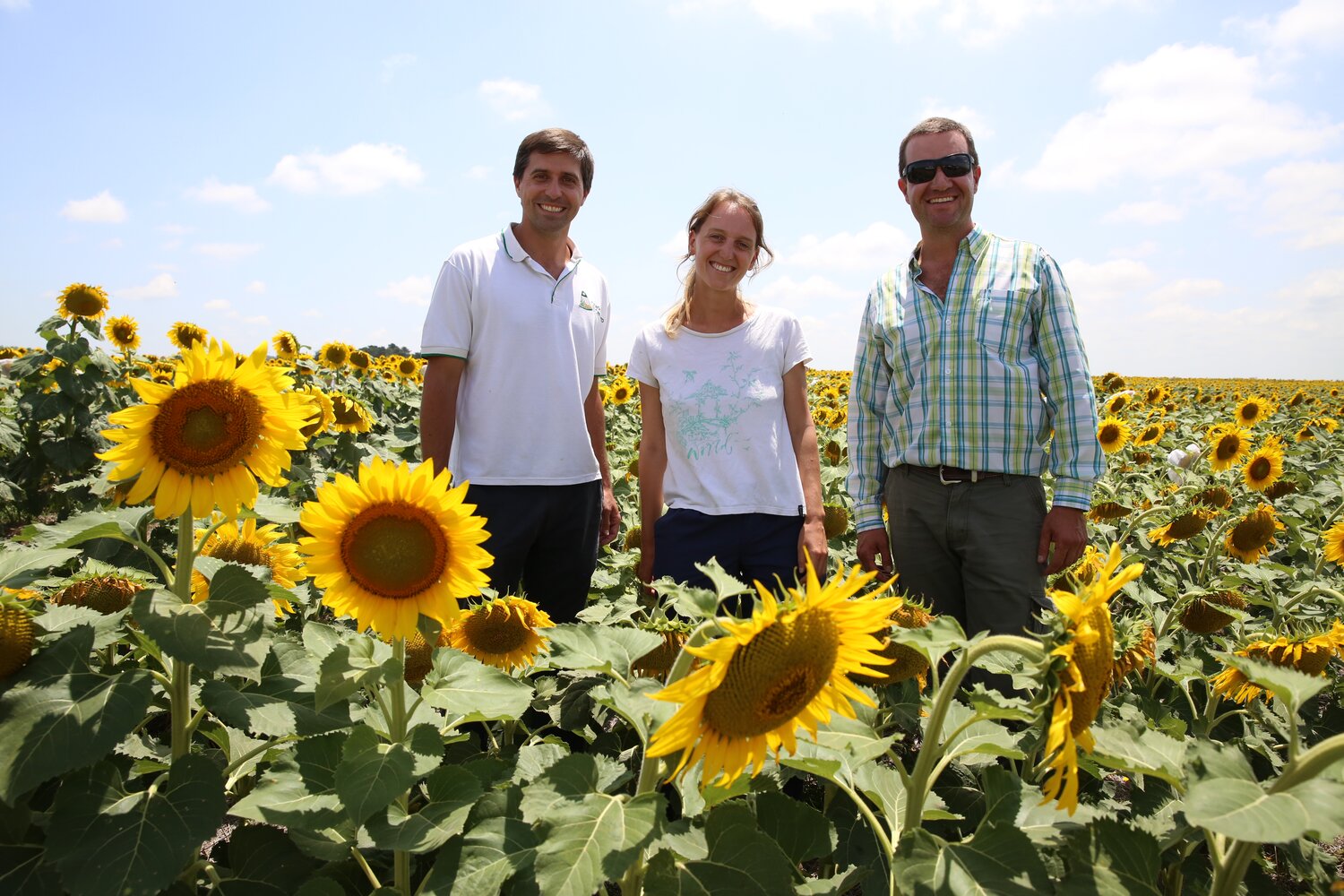 Day 3: In Coronel Suarez, we visited “El Cencerro”, a small, family-run company that has, since 1981, been developing its niche position in the highly competitive sunflower seed market. El Cencerro prioritizes research and investment in new technologies, including new seeds. It is a steadfast collaborator of INTA. Pictured left to right: Ignacio Ducos, Aldana Alonso and Alejandro Holzmann, key members of the management team. 
