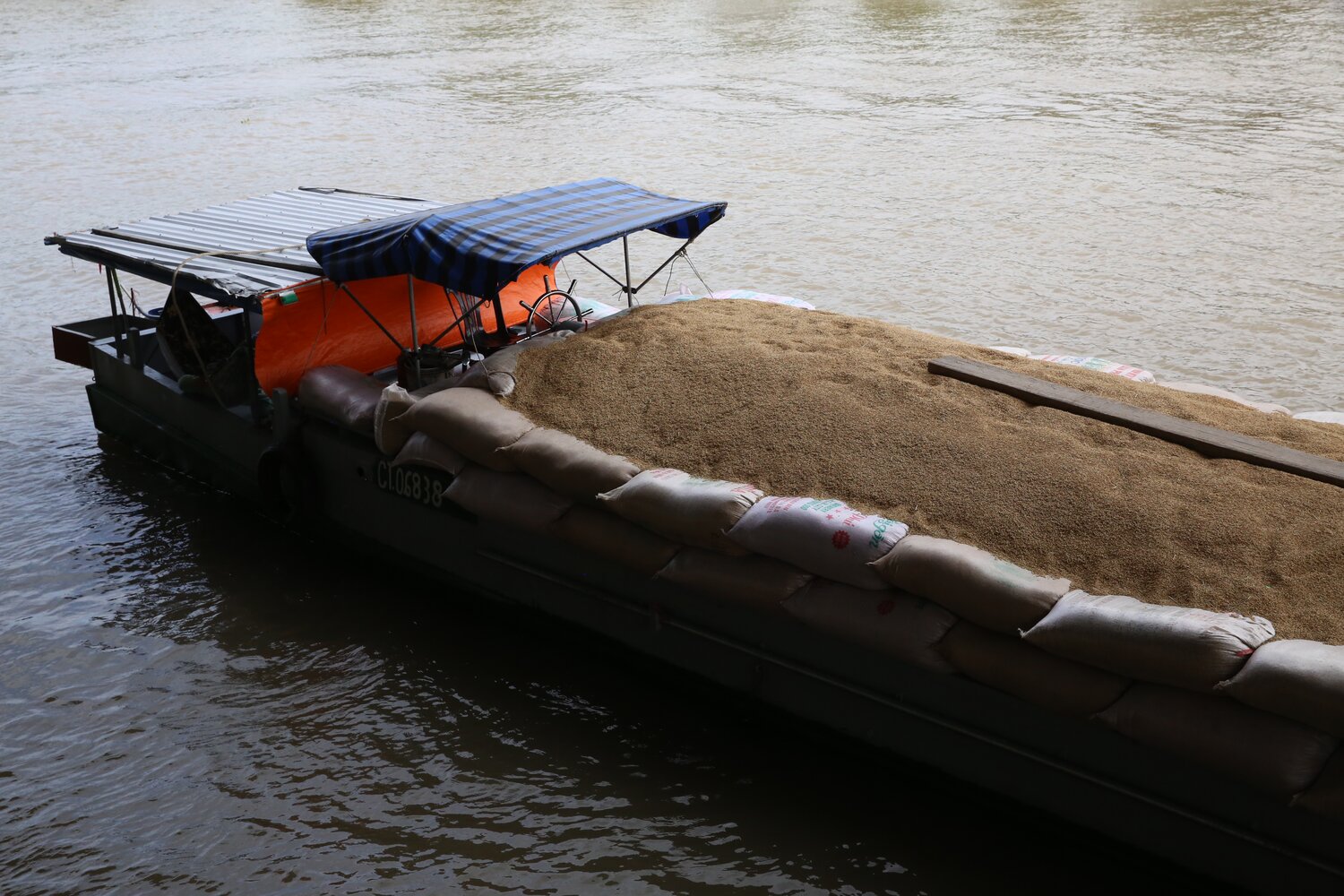 “In Vietnam, roughly 73% of cargo tonnage and about 27% of passengers travel by water annually,” says the Mekong River Commission. To better understand the role rice plays in the Mekong Delta, Ben Kilian, Crop Trust; Venu Ramaiah, IRRI; and Åsmund Bjornstad, Norwegian University of Life Sciences: NMBU, visited the rice milling corporation, Phat Tai, LTD, which owns five mills located at the edge of the Mekong River. Photo: L.M. Salazar 