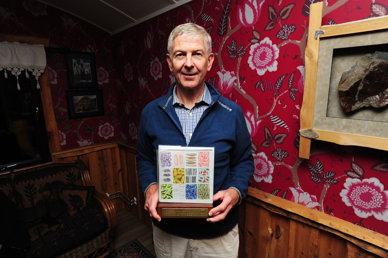 Dr. Ruaraidh Sackville-Hamilton, IRRI, receives rice diversity award.