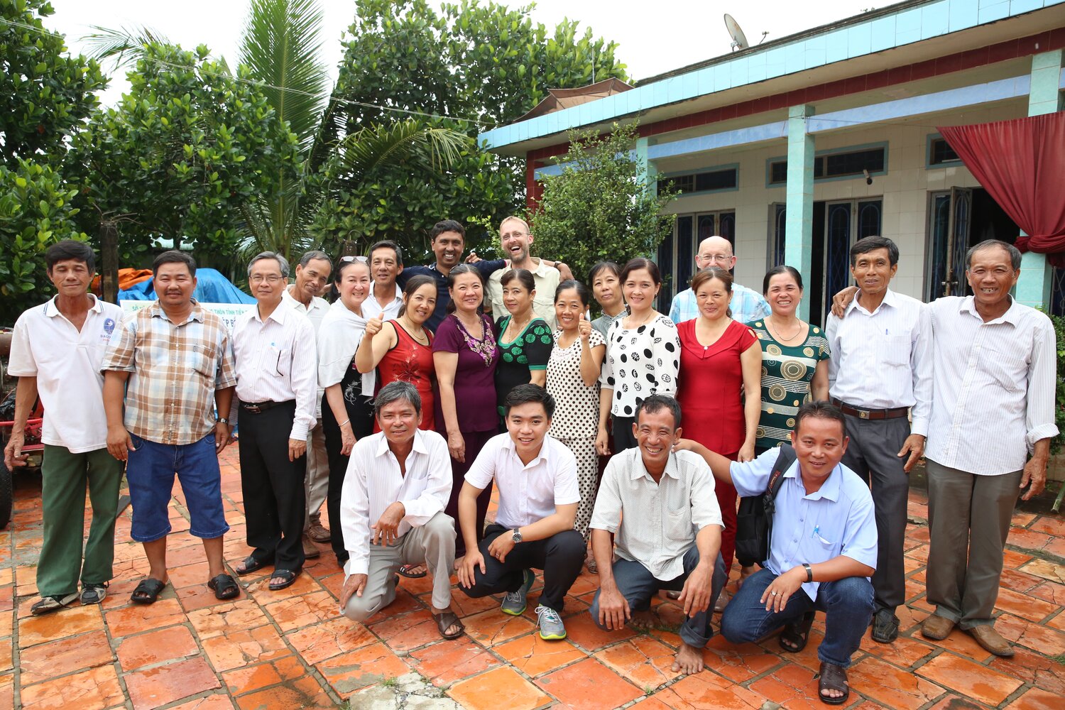 On our last day in Vietnam, and after visiting the fourth on-farm rice trials, Ben Kilian, Senior Scientist at the Crop Trust; Venu Ramaiah, Genebank Manager at IRRI; and Åsmund Bjornstad, from the Norwegian University of Life Sciences: NMBU, pose with our Crop Wild Relatives partners from the Mekong Delta Development Research Institute, Can Tho University, and members of the Hau My Trinh Seed Club in the Tien Giang province. Photo: L.M. Salazar