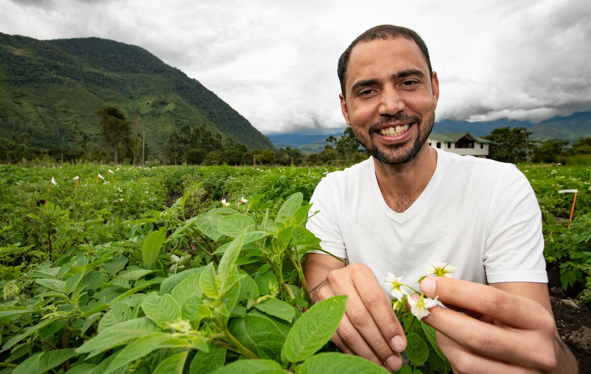 Thiago Mendes of CIP is leading the pre-breeding project “CWR-derived potatoes for climate change resilience of farming communities in Kenya and Peru.” The project is developing new potato varieties that can better cope with the challenges associated with climate change. Photo: Crop Trust/Michael Major. 