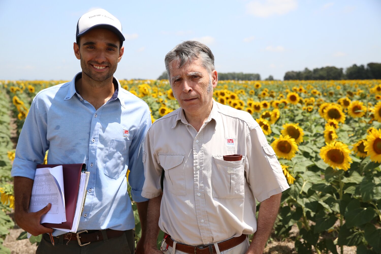 Julio Gonzalez (right) has been an INTA sunflower breeder since 1988. Throughout his long career, he has made significant contributions to the development of advanced lines, and released varieties carrying important disease resistance and oil quality traits. Julio coordinates the activities of the Technological Linking Agreement with seed companies for the development and dissemination of improved sunflower seeds. He also participates in the National Sunflower Network for the Evaluation of Cultivars (INTA-ASAGIR).