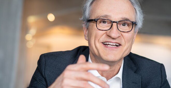 Stefan Schmitz headshot
