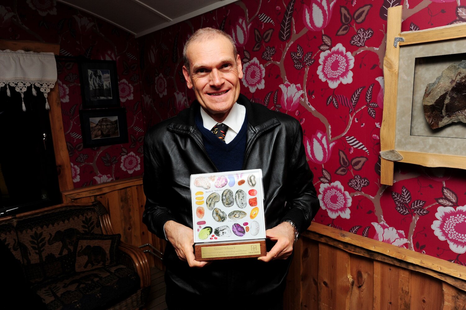 Dr. Daniel Debouck, CIAT, receives a bean diversity award.
