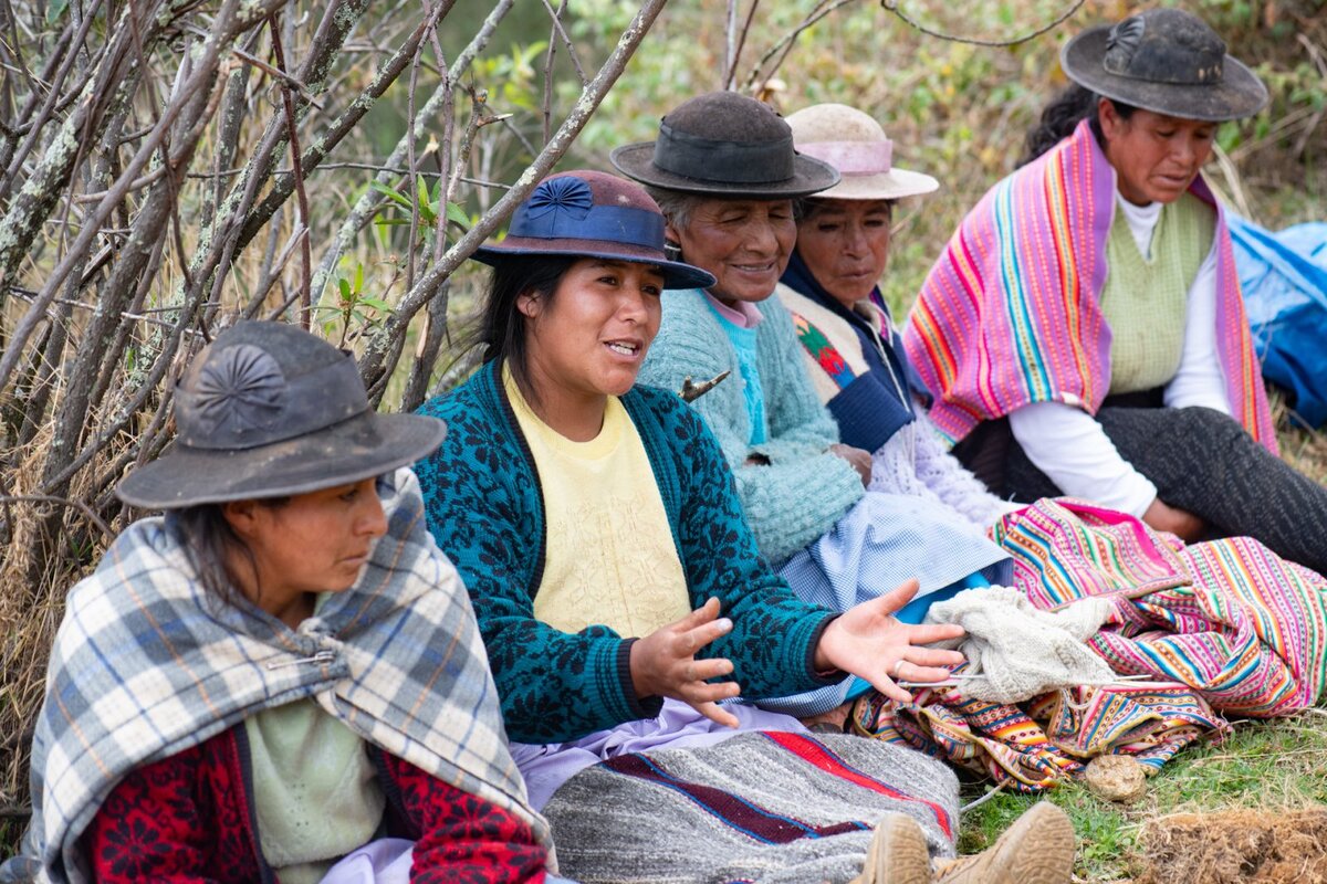 Female farmers in the mountains. 