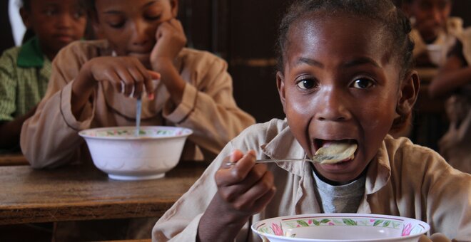 Under the school feeding program, children receive a nutritious collation three mornings a week, made of porridge produced locally and composed at 40% of beans flour. Credit: ©2014CIAT/StephanieMalyon