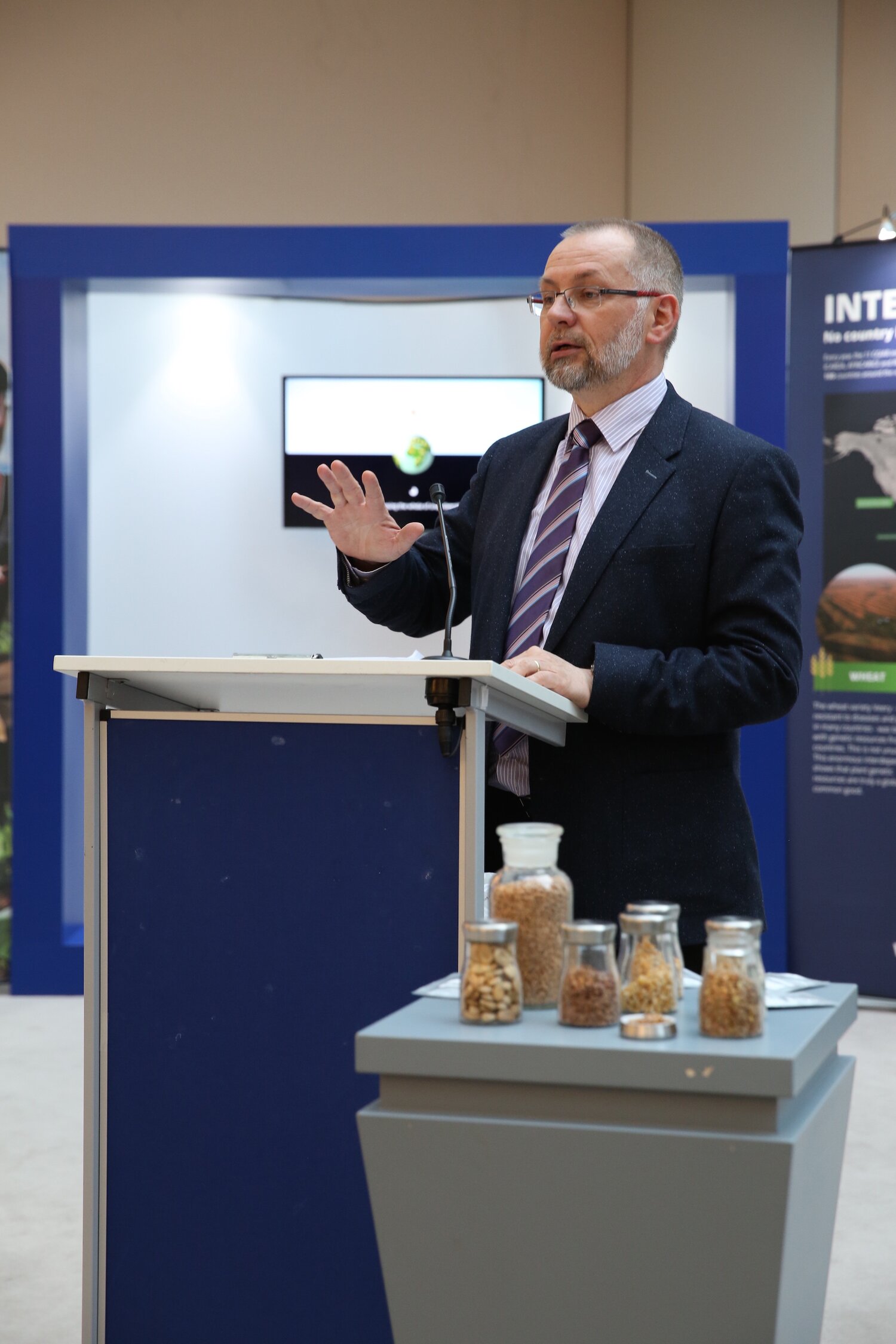 Ladislav Miko speaks about importance of crop diversity for Europe at the opening of the Crop Trust Exhibit at the European Parliament. 