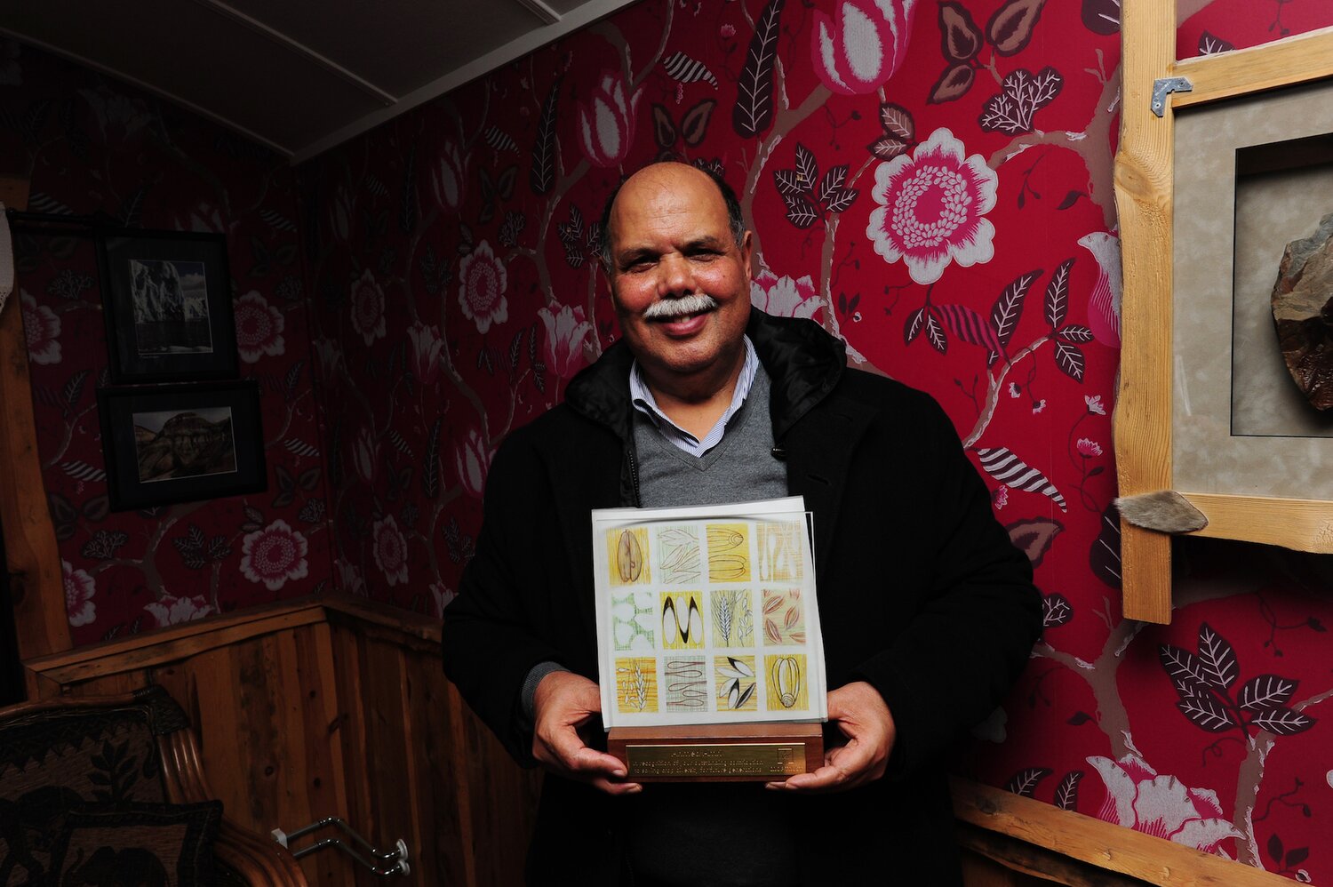 Dr. Ahmed Amri, ICARDA, receives a wheat diversity award.