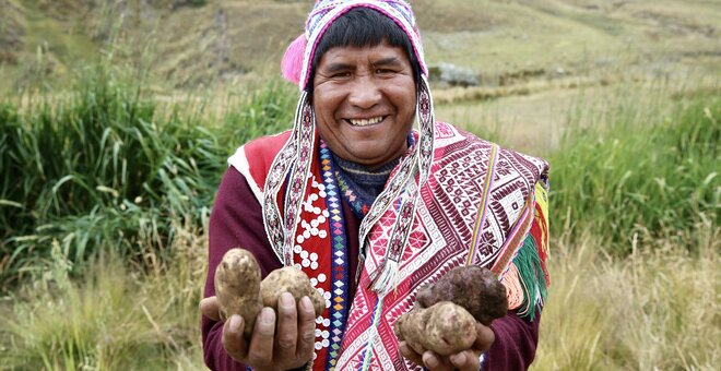 Man holding potatos.