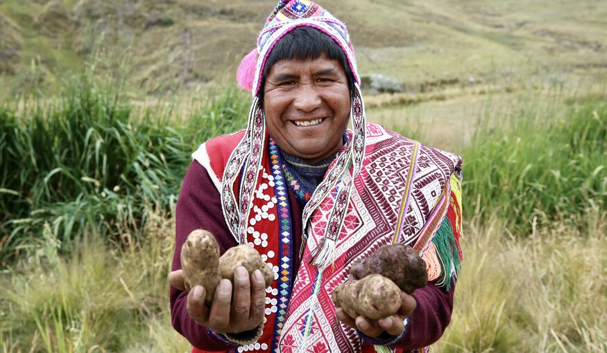 Man holding potatos.