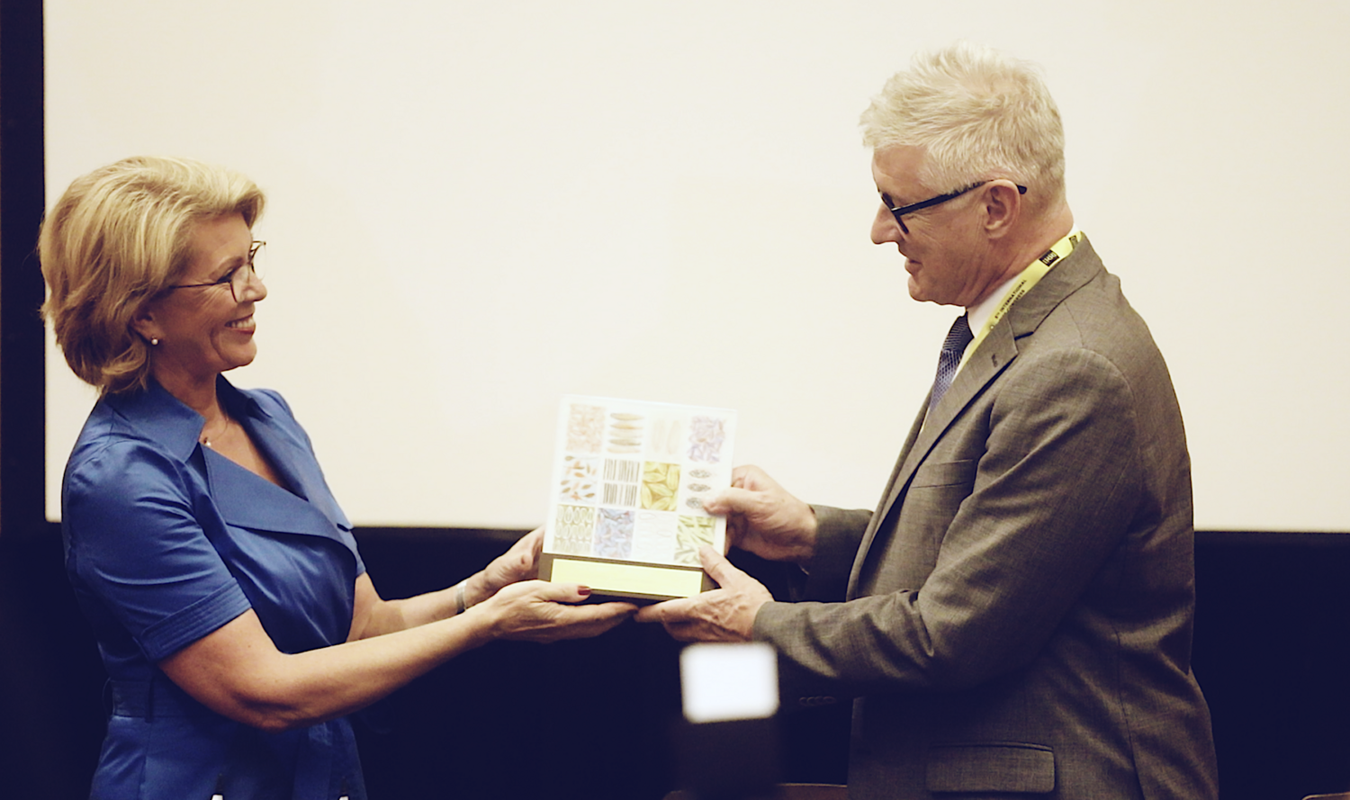 To commemorate this special agreement, the Crop Trust gifted IRRI with a rice diversity artwork, painted by Australian artist, Sophie Munns.