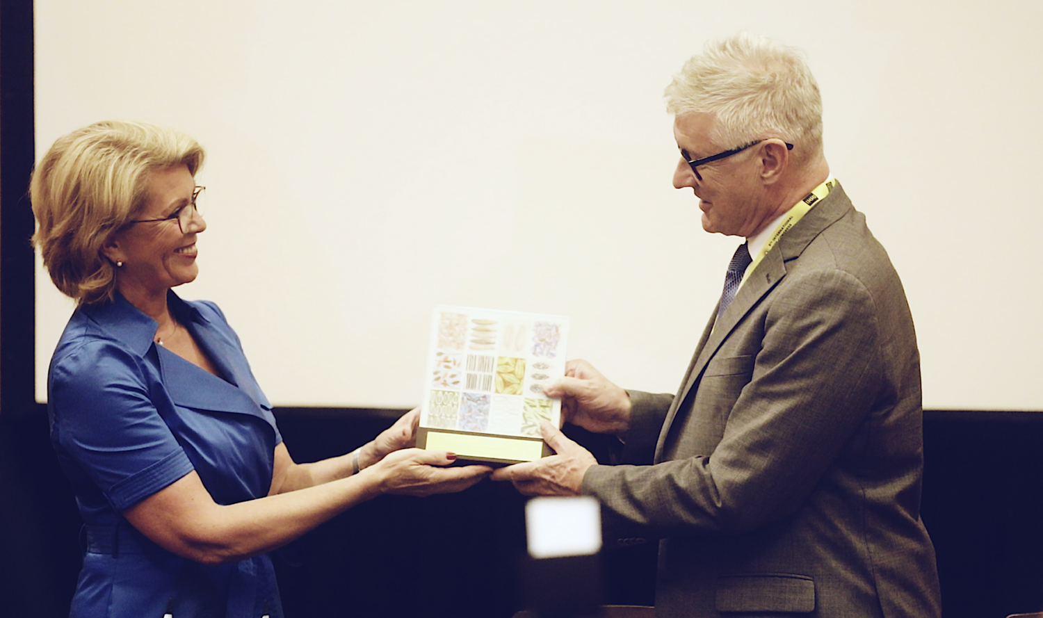 To commemorate this special agreement, the Crop Trust gifted IRRI with a rice diversity artwork, painted by Australian artist, Sophie Munns. 