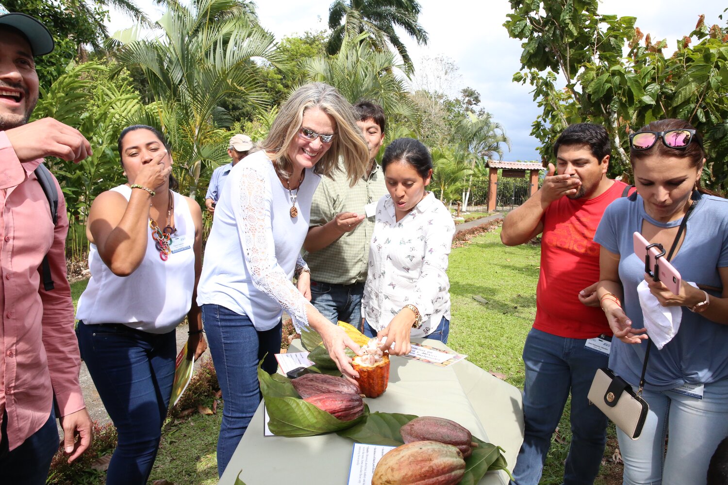 After visiting CATIE’s cacao collection, GOAL workshop participants enjoy a cacao fruit tasting moment under the sun.
