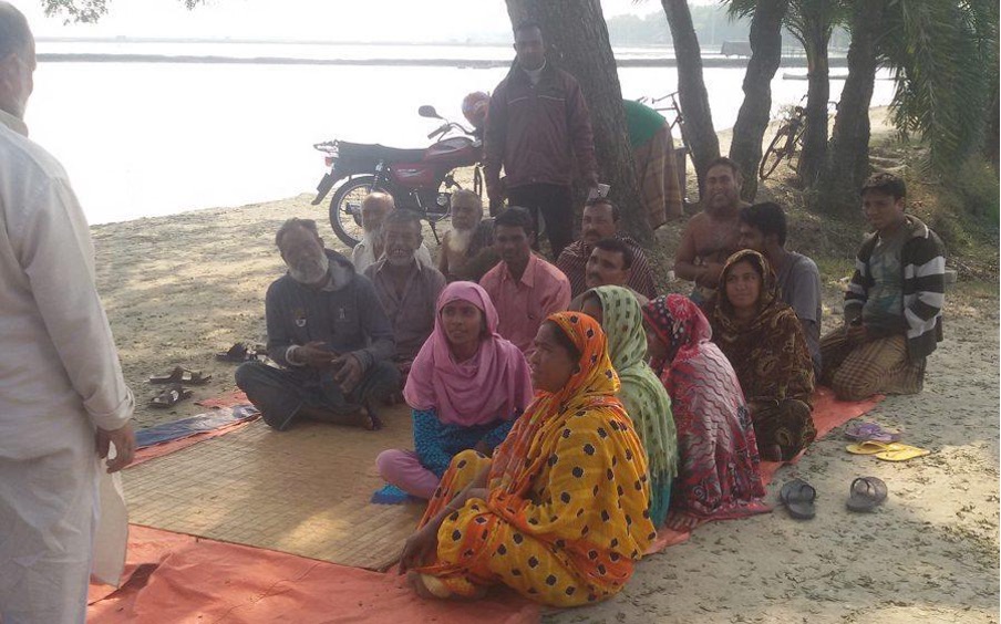 Professor Rahim talks at a farmers meeting in Satkhira.