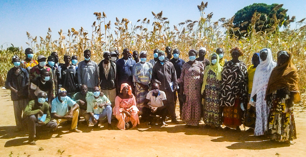 Farmers of the Union des Agriculteures du cercle de Tominian (UACT), farmers from Cinzana and extension agents from the Cinzana Agronomic Research Station at Cinzana Research Station