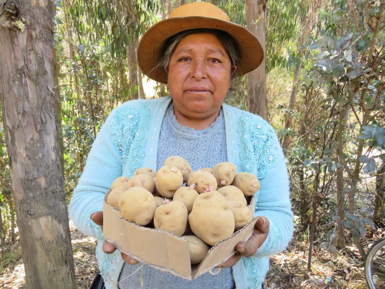 Mariluz Cardenas holding a box of tubers 