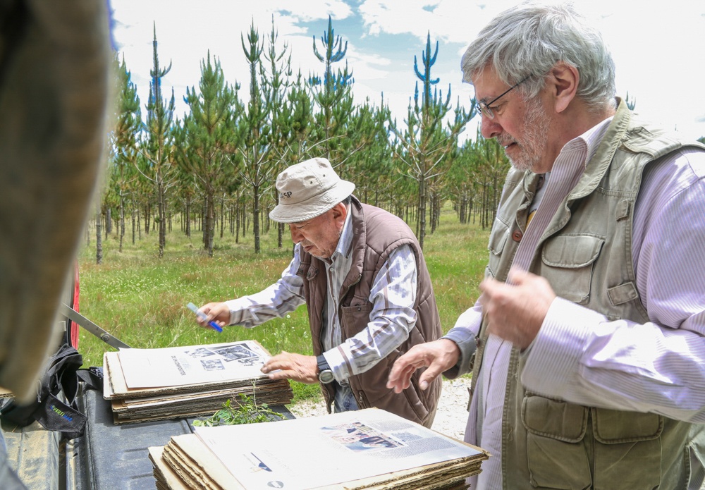Dr. Ellis and Agronomist Alberto Salas preparing samples taken from the wild.
