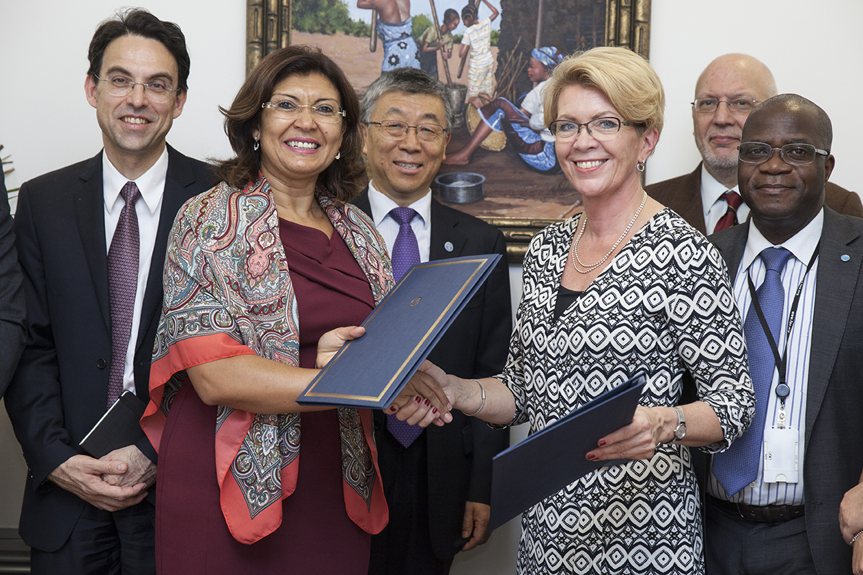 During the GB6, Marie Haga, Executive Director of the Crop Trust, and Maria Helena Semedo, Deputy Director- General, Coordinator for Natural Resources, FAO, sign a MOU.