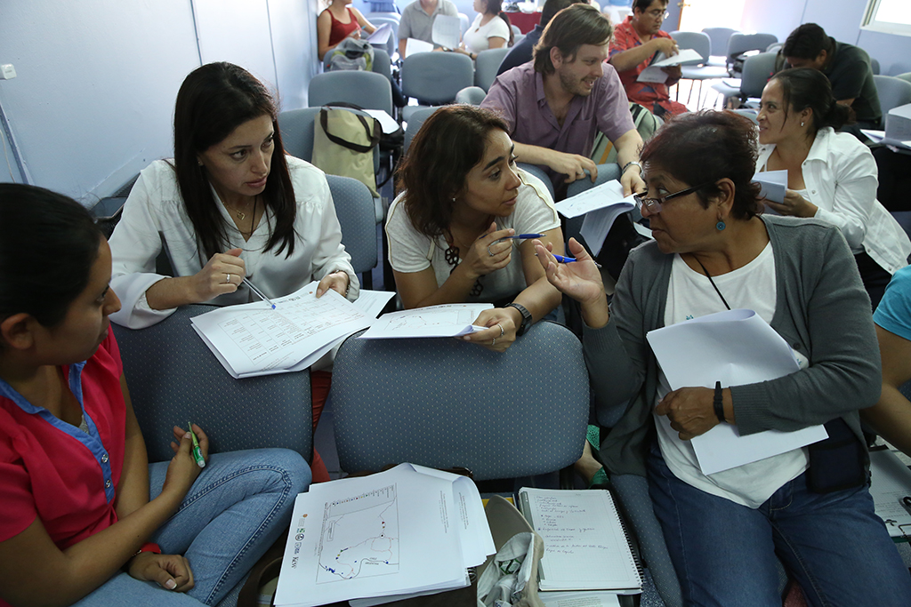 Using maps and details of the abundance and seeding of target species recorded during the scoping visit, participants worked in small groups to develop a potential itinerary that would be effective. After each group had exchanged their ideas, Sergio Ibanez described the preferred plan developed by the organisers for the two field days.